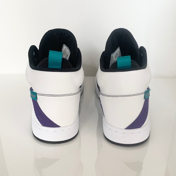 Jordan Fadeaway Basketball Sneakers - Picture 6 of 12